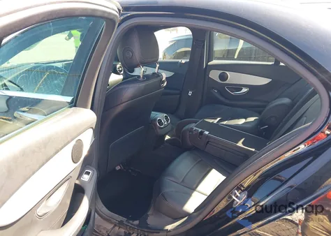 2018 Mercedes-Benz C 300 4Matic z USA, uszkodzony, nr VIN 55SWF4KB8JU279360